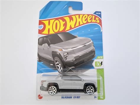 Hot Wheels Silverado EV RST Prata