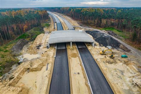 pless pl FOTO Asfalt pojawia się na kolejnych odcinkach Listopadowy