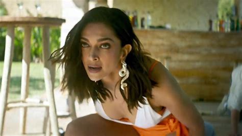 Bollywood News Siddharth Anand Says Deepika Padukone Sizzling Hot Looks In Pathaan Will Leave