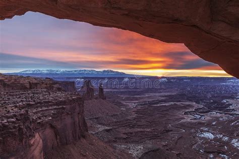 Salida Del Sol En Mesa Arch En El Parque Nacional De Canyonlands Foto