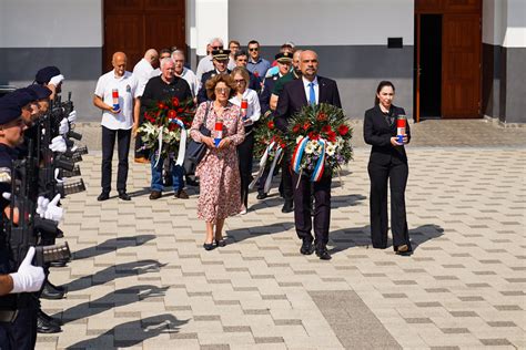 Na Kvanju Polo Eni Vijenci I Zapaljene Svije E U Povodu Dana Dr Avnosti