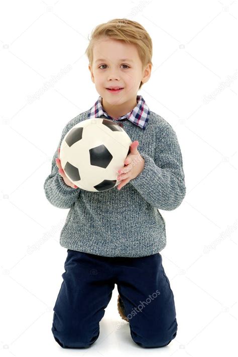 Peque O Ni O Est Jugando Con Una Pelota De F Tbol