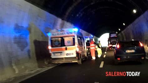 Incidente In Galleria Sul Raccordo Salerno Avellino Ferito Conducente