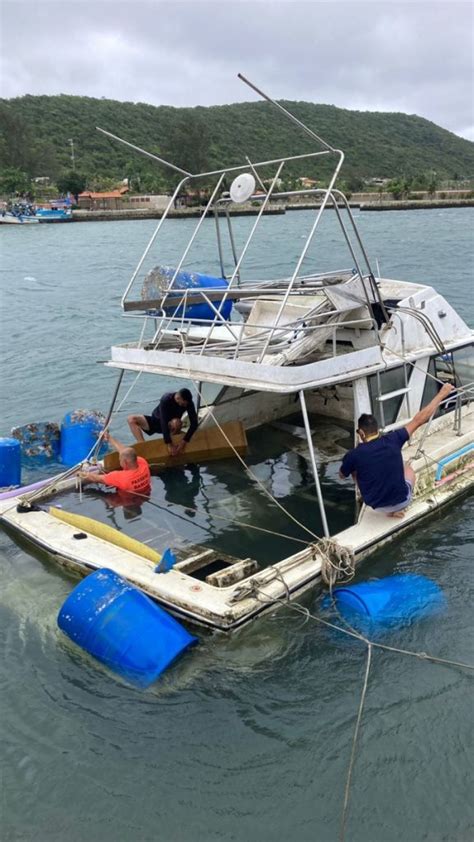 Lancha Afundada Por Mais De Uma Semana No Canal Do Itajuru Em Cabo