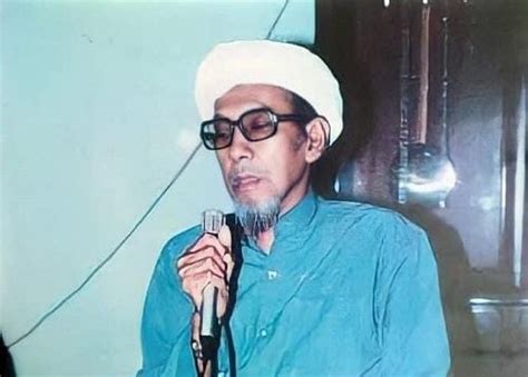 kh achyat halimi sosok kiai mojokerto peduli pendidikan  kesehatan