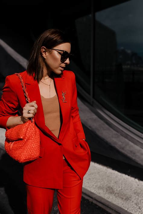 Was ziehe ich im Büro an? Die schönsten Business-Anzüge für Frauen