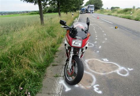 62 jähriger Motorradfahrer bei Unfall mit Reh schwer verletzt