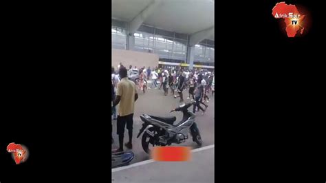 Quand Safarel Obiang se fait accueillir par une foule à l aéroport d