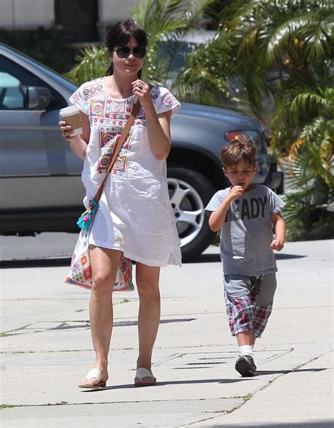 Photo Selma Blair se promène avec son fils Arthur dans les rues de