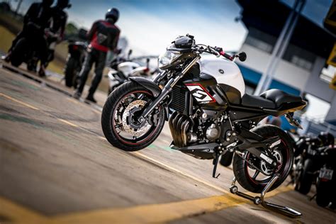 Yamaha XJ6 você lembra da arquirrival da Hornet