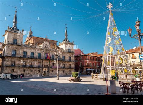 Árbol de Navidad en el centro de la ciudad de León en Plaza Mayor