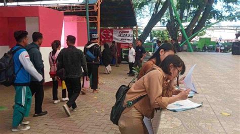 Dalam Sehari Stand Pameran Job Fair Yang Digelar Disnakertrans Sulteng