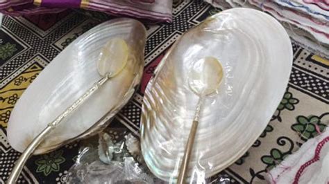 They sell handicrafts made of sea-shells by the seashore | Pondy Live