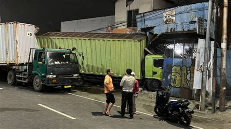 Sopir Mengantuk Kontainer Tabrak Truk Dan Ruko Di Jalan Sultan Agung