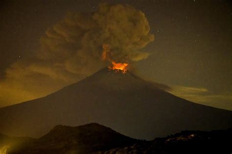 Strong Popocatepetl eruption covers Mexico city in a layer of ash ...