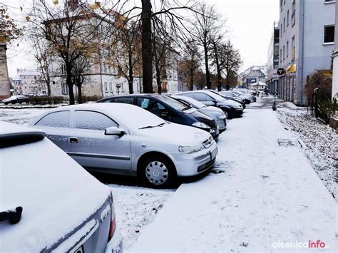 Szklanka na chodnikach na drogach Warunki są trudne olesnicainfo pl