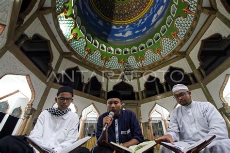 Kegiatan Tadarus Al Quran Remaja Masjid Antara Foto