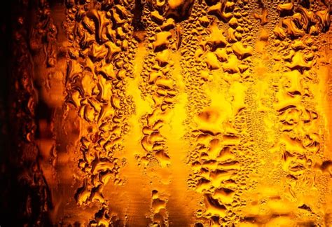 Fundo De Garrafa De Cerveja Macro Gotas De Gua Em Um Copo De Cerveja