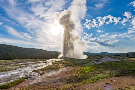 Upper Geyser Basin Yellowstone: What to See, Trail Map, Eruption Times