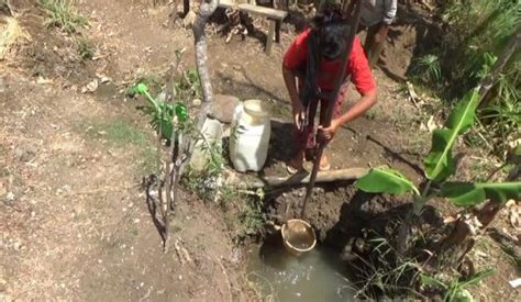 Kekeringan Warga Sukun Ponorogo Rela Jalan Kaki 1 Kilometer Untuk