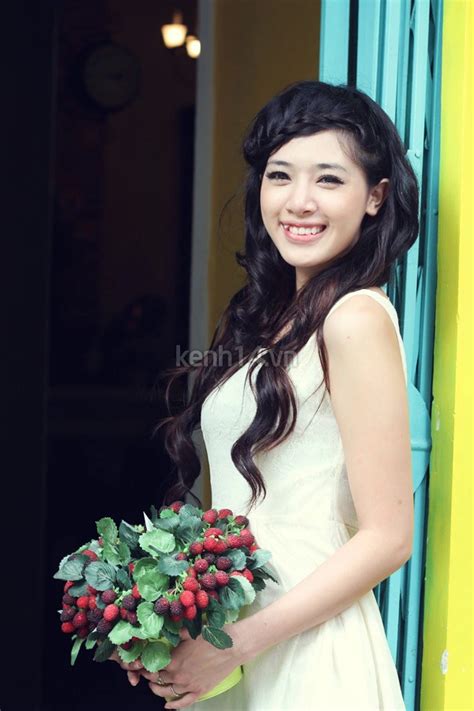 Soi ảnh thẻ của các hot girl