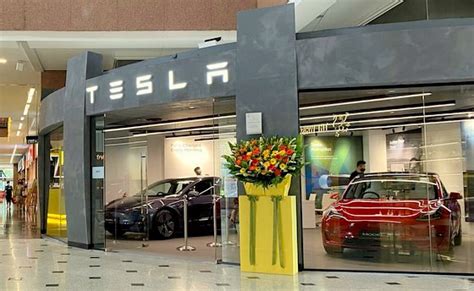 Tesla Singapore Showroom - Millenia Walk - SHOPSinSG