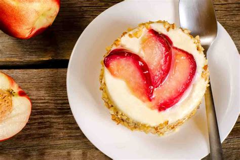 Il dessert dell estate è a base di pesche bianche raffinato e goloso