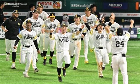 日本シリーズ進出を決め、喜ぶソフトバンクの選手たち＝18日夜、福岡市中央区のみずほペイペイドーム（撮影・中村太一） 【速報】ソフトバンク