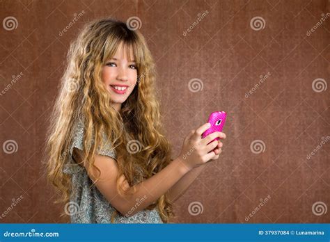 Fille Blonde D enfant Jouant Avec Le Portrait De Vintage De Téléphone Portable Photo stock
