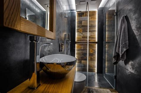 Чорна ванна кімната з деревом - Podobaika.com