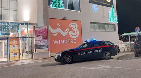 Con L Auto Dentro Belicitt Paura Al Centro Commerciale