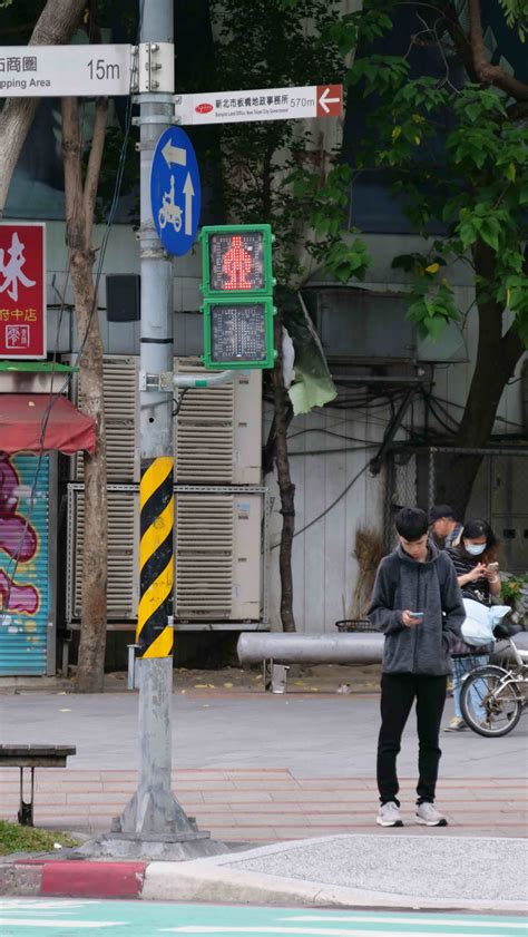 新北首創小綠人會說話！提醒行人過馬路勿當低頭族滑手機