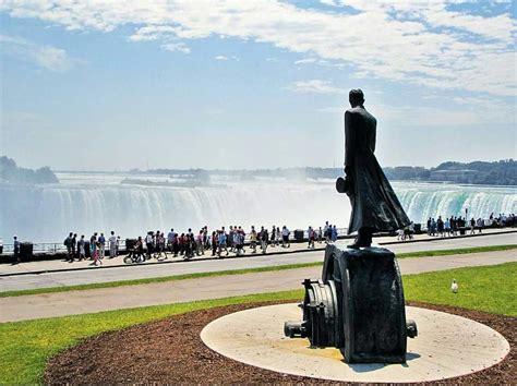 Nikola Tesla Gleda U Zastavu Svoje Srbije Nijagarini Vodopadi U Bojama