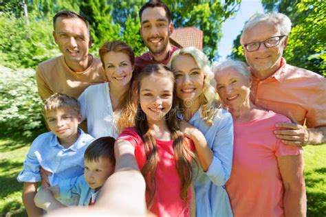 Familia Que Toma La Imagen Con Smartphone En La Navidad Foto De Archivo