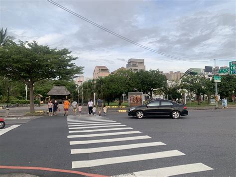 行人號誌少一個 安億平豐路口人車爭道 中華日報 Line Today