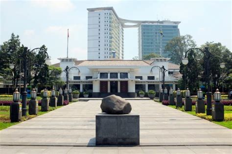 Penyapu Jalanan Di Bawah Dlhk Kota Bandung Multisite Kota Bandung