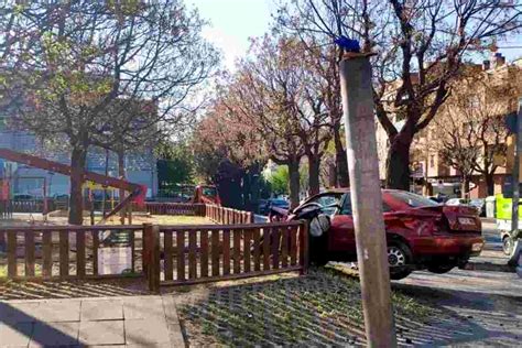 Condueix Drogat A Tot Drap I S Estavella Contra Un Parc Infantil A