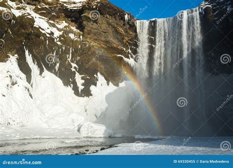 Cachoeira De Skogafoss Neve E Arco íris No Inverno Islândia Imagem