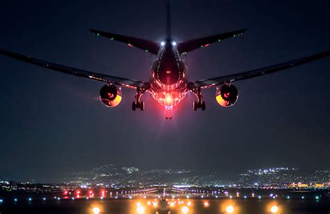 Brillantes Fotos Nocturnas De Aviones Que Resaltan La Belleza Del Vuelo