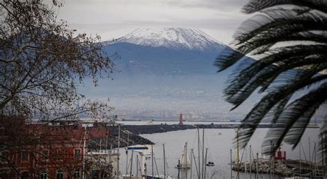 Neve Sul Vesuvio Stamattina Il Vulcano Si Sveglia Imbiancato