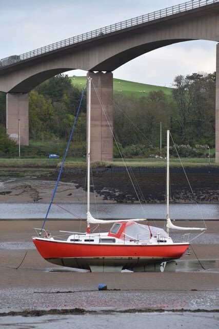 Boat On The Mud Beneath The Torridge David Martin Cc By Sa