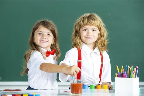 Regreso A La Escuela Dos Pequeños Escolares Educación Y Amistad En El