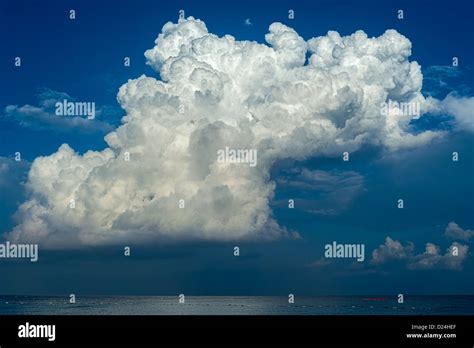 Thunder clouds hi-res stock photography and images - Alamy