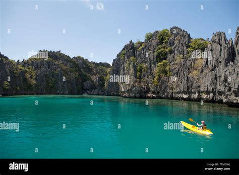 Filipinas Palawan El Nido Miniloc Island Una Mujer Kayaks Por Las