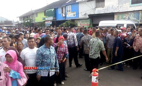 Jokowi Batal Berikan Sembako Langsung Warga Pasar Banjar Kecewa