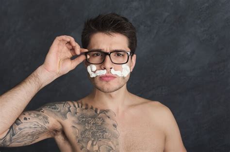 Joven Sexy Tatuado Con Bigotes De Espuma Chico En Topless Con Gafas