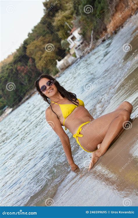 Mulher Biquíni Amarelo Na Praia Imagem de Stock Imagem de litoral