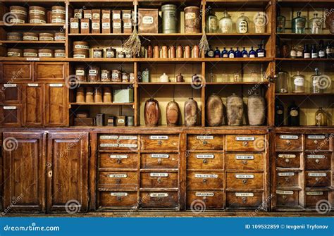 Flaschen Im Regal In Der Alten Apotheke Stockbild Bild Von Gruppe