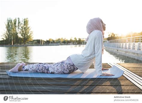 Friedliche Arabische Frau Beim Yoga Am Deich Ein Lizenzfreies Stock