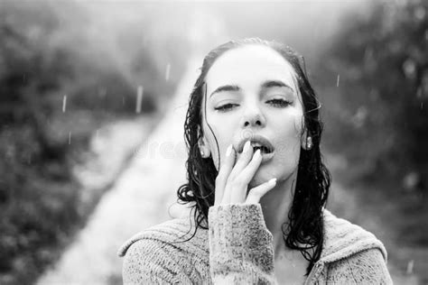 Sensuelle Femme Debout Sous La Pluie Hurlant Et Appr Ciant Portrait D